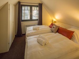 a bedroom with two beds with towels on them at Ferienhäuser im Naturresort Drewitz in Drewitz +32 photos