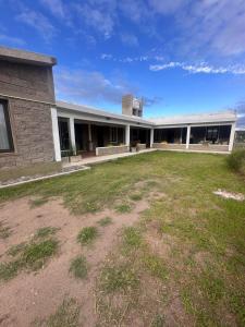 a building with a large yard in front of it at Sierras y Volcanes in Taninga