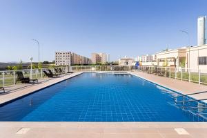 a swimming pool on the roof of a building at Paz e natureza! Descanso e tranquilidade! in Rio das Ostras