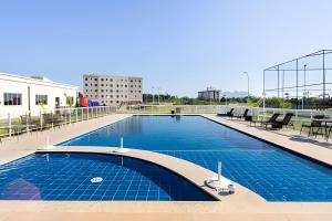a large swimming pool on top of a building at Paz e natureza! Descanso e tranquilidade! in Rio das Ostras