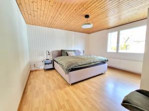 a bedroom with a bed and a wooden ceiling at Lakeview-Apartment - Komplette Wohnung mit Seeblick an ruhiger Lage in Weesen