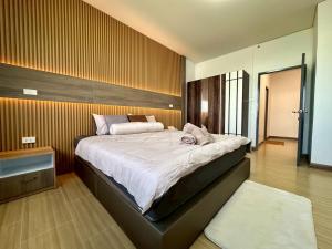 a bedroom with a large bed in a room at Apples Pattaya Townhouse in Pattaya South