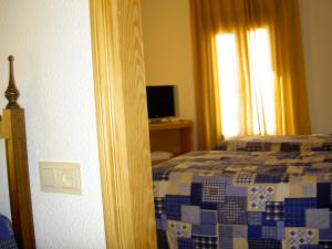 Postel nebo postele na pokoji v ubytování Hotel Álvarez