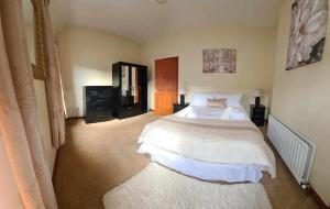 a bedroom with a white bed in a room at Derry City Centre Kelly's Place et in Derry Londonderry