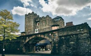 an old stone bridge with a building on top at Derry City Centre Kelly's Place et in Derry Londonderry