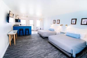 a hotel room with two beds and a kitchen at The Painted Pelican in Luxemburg