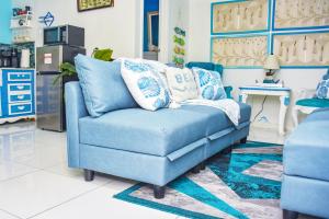 a blue couch sitting in a living room at Miami Boho Beach Place in Hialeah