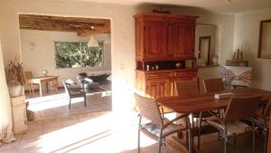 a living room with a wooden table and chairs at Maison du vieux chêne in Grimaud