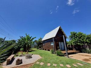 a small wooden cabin with a metal roof at Chalé SZ Pantanal in Cáceres