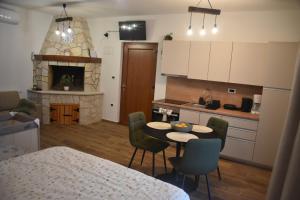 a kitchen and dining room with a table and chairs at Vinea Nature in Brkač
