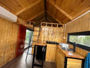 Innenansicht einer Küche in einem Minihaus in der Unterkunft tiny house DyL in Puerto Montt