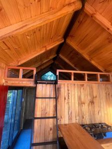 Innenansicht einer Hütte mit Holzdecken in der Unterkunft tiny house DyL in Puerto Montt + 9 Fotos