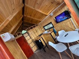 Draufsicht auf eine Hütte mit Tisch und Stühlen in der Unterkunft tiny house DyL in Puerto Montt