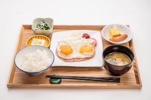 a tray with a plate of food with rice and chopsticks at 大和パークホテル in Taiwa