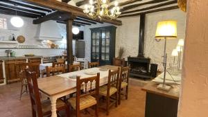 a kitchen and dining room with a table and a fireplace at Casa La Sendera Alojamiento Rural en La Rioja in Santa Engracia