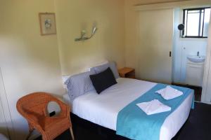 a small bedroom with a bed and a sink at Flowerdale Hotel in Flowerdale