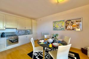 a kitchen with a table and chairs in a room at Mastena Elegante in San Siro