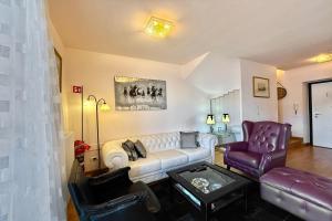 a living room with a white couch and a chair at Mastena Elegante in San Siro