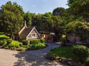 an old house with a garden and a driveway at 4 Bed in Broadstairs oc-w28331 in Broadstairs