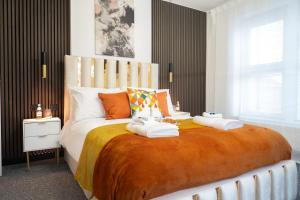 a bedroom with a large bed with towels on it at Bristol Boutique Stay in Bristol