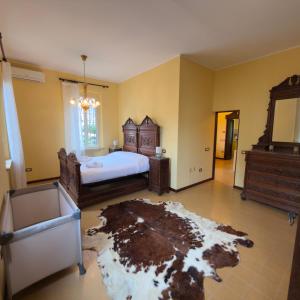 a large bedroom with a bed and a mirror at Il "Nido di Achille" in Centro - 2 piani di privacy e massimo comfort! in Terni