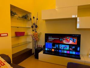a living room with a flat screen tv on a wall at Il "Nido di Achille" in Centro - 2 piani di privacy e massimo comfort! in Terni