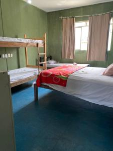 a bedroom with two bunk beds and a window at Quarto econômico central in Sete Lagoas