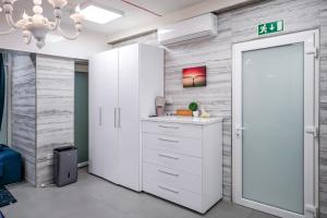 a room with a white closet and a door at The Oyster - F in Il-Furjana +7 photos