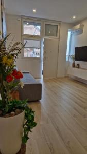 a large living room with a couch and flowers in at Moderno Estudio en Alcobendas in Alcobendas