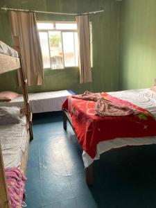 a room with two bunk beds and a window at Quarto simples no centro in Sete Lagoas
