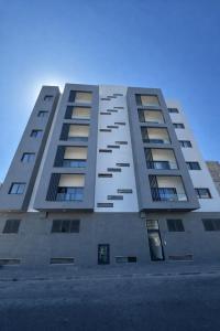 a tall building with many windows on it at T3 Moderno e Confortável in Praia