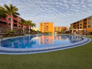 a large swimming pool next to some buildings at Alquilaencanarias El Palm Mar in Palm-Mar