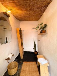 a small room with a table and a bench at Umbral Habitación Rústica con Desayuno Incluido in Tepoztlán
