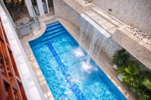 an overhead view of a swimming pool in a resort at Hotel Casa Esmeralda in Cali