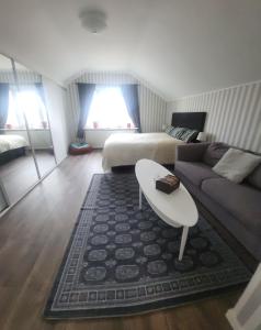 a living room with a couch and a bed at Sommarlägenhet i Vadstena in Vadstena