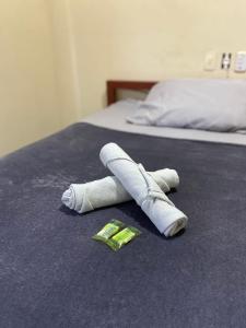 a pair of white crutches on a bed at Hotel no centro in Sete Lagoas