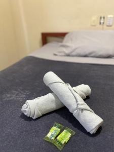 a pair of white knee braces and a pack at Hotel no centro in Sete Lagoas