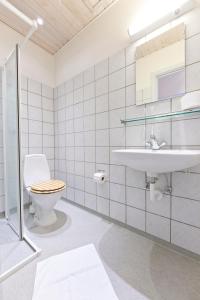 a bathroom with a toilet and a sink at Hotel Højslev Kro in Højslev