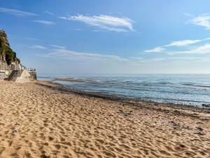 a sandy beach with the ocean in the background at Turner Villa in Ramsgate