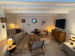 a living room with a couch and a table at Cabanon des calanques aux Goudes in Marseille