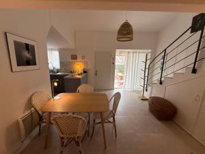 a kitchen and dining room with a table and chairs at Cabanon des calanques aux Goudes in Marseille