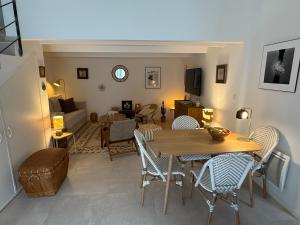 a living room with a wooden table and chairs at Cabanon des calanques aux Goudes in Marseille