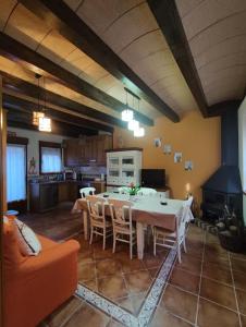 a kitchen and dining room with a table and chairs at Del Abuelo Casa Rural in Prádena del Rincón +26 photos