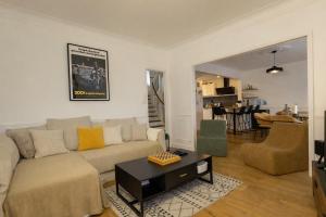 a living room with a couch and a table at Une Maison en centre ville in Cholet