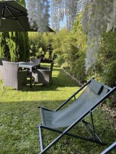 a chair and a table in a yard at Une Maison en centre ville in Cholet