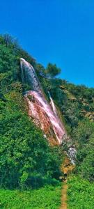ein Wasserfall an der Seite eines Hügels in der Unterkunft LuxeCabane in Kouf el Fouki