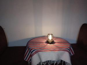 eine Laterne, die auf einem Tisch in einem Zimmer steht in der Unterkunft LuxeCabane in Kouf el Fouki