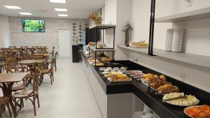 ein Buffet mit vielen verschiedenen Speisen in der Unterkunft Hotel Cantuccio in Arroio Trinta