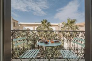a balcony with a table and chairs on a balcony at Dimora del Polpo - Centro Storico in Trapani