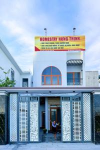 a woman standing in the doorway of a building at HOMESTAY- Hưng Thịnh in Vạn Ninh